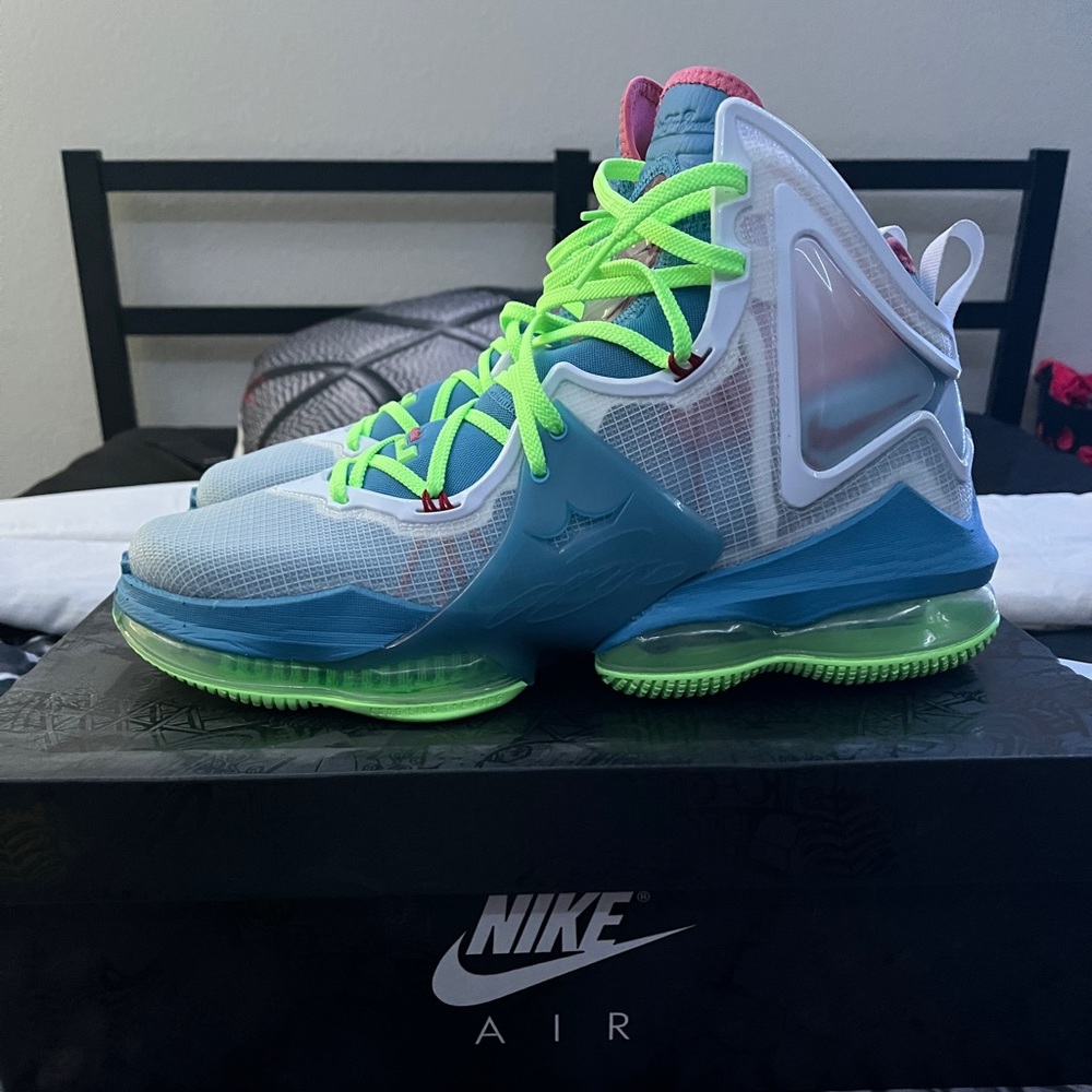 LeBron xix never worn